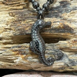 ☀️NWOT☀️ Hematite Seahorse And Bead
Necklace With Magnetic Closure 20"